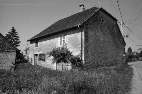 Ferme cadastrée 1951 A3 242 située le long du chemin vicinal ordinaire du Pin à Montain : façade antérieure. © Région Bourgogne-Franche-Comté, Inventaire du patrimoine