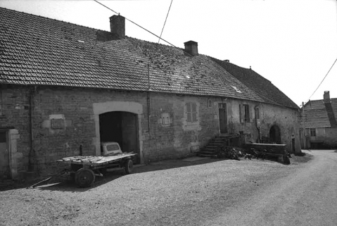 Ferme cadastrée 1951 A3 317 située  le long du chemin départemental n° 208 du Pin à Lons-le-Saunier : façade antérieure vue de trois quarts gauche. © Région Bourgogne-Franche-Comté, Inventaire du patrimoine