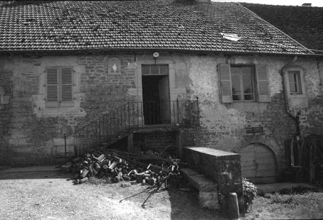 Ferme cadastrée 1951 A3 317 située le long du chemin départemental n° 208 du Pin à Lons-le-Saunier : partie droite de la façade antérieure. © Région Bourgogne-Franche-Comté, Inventaire du patrimoine