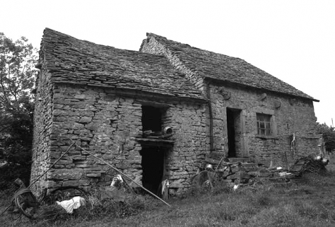 Ferme cadastrée 1960 B 108, située au lieudit La Peyrouse, datée de 1690 : façade antérieure. A noter le toit en lave et les murs pignon en pierre sèche. © Région Bourgogne-Franche-Comté, Inventaire du patrimoine