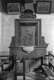 Fonts baptismaux et retable, XVIIIe et XIXe siècles en pierre et bois : vue d'ensemble. © Région Bourgogne-Franche-Comté, Inventaire du patrimoine