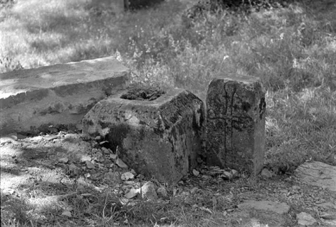 Socle d'une croix de cimetière en calcaire, 1568 : fragments © Région Bourgogne-Franche-Comté, Inventaire du patrimoine