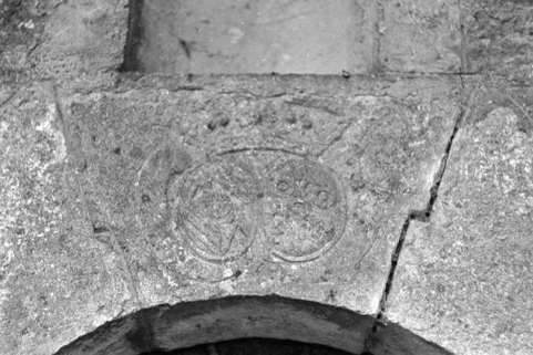 Clef du portail avec blasons. © Région Bourgogne-Franche-Comté, Inventaire du patrimoine