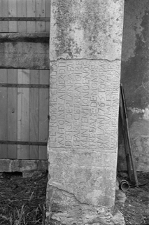 Fragment d'oratoire en calcaire, 1765 : vue de face © Région Bourgogne-Franche-Comté, Inventaire du patrimoine