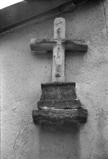 Fragment de calvaire encastré dans une façade : Christ en croix © Région Bourgogne-Franche-Comté, Inventaire du patrimoine