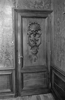 Foyer sainte Marthe : porte en bois sculpté, 20ème siècle. © Région Bourgogne-Franche-Comté, Inventaire du patrimoine