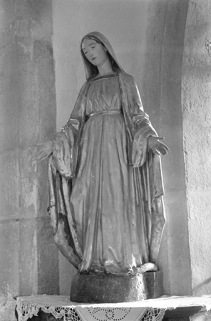 Vue de face de la statue de la Vierge au serpent située à l'entrée du choeur © Région Bourgogne-Franche-Comté, Inventaire du patrimoine