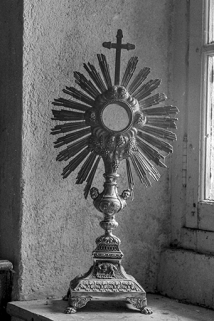 Vue de face de l'ostensoir situé dans la sacristie © Région Bourgogne-Franche-Comté, Inventaire du patrimoine