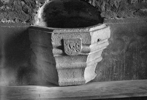 Bénitier encastreé en calcaire, XVe ou XVIe siècle : vue de face © Région Bourgogne-Franche-Comté, Inventaire du patrimoine