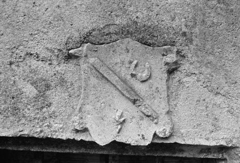 Linteau de fenêtre : vue du blason © Région Bourgogne-Franche-Comté, Inventaire du patrimoine