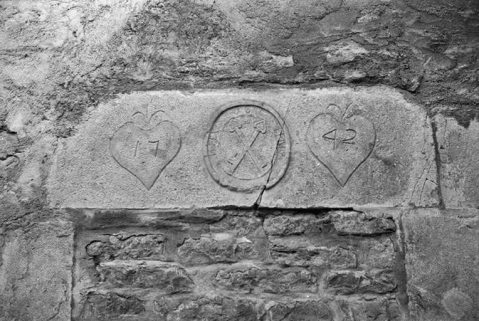 Linteau représentant deux coeurs et deux clefs croisées, 1742 : vue de face © Région Bourgogne-Franche-Comté, Inventaire du patrimoine