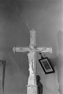 Christ en croix, calcaire, 1528 : vue de face. © Région Bourgogne-Franche-Comté, Inventaire du patrimoine