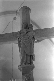 Croix et Vierge à l'Enfant (au dos du Christ en croix), calcaire, 1528 : vue de face. © Région Bourgogne-Franche-Comté, Inventaire du patrimoine