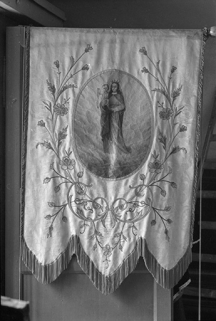 Bannière de procession représentant la Vierge à l'Enfant, tissu brodé et toile peinte, XIXe siècle : vue d'ensemble. © Région Bourgogne-Franche-Comté, Inventaire du patrimoine