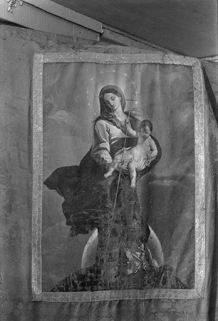 Bannière de procession représentant la Vierge à l'Enfant, tissu brodé et toile peinte, XIXe siècle : vue du médaillon central. © Région Bourgogne-Franche-Comté, Inventaire du patrimoine