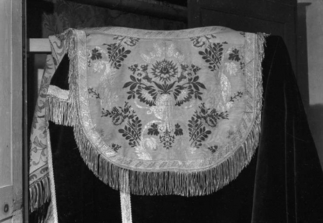 Chaperon, tissu broché, XVIIIe siècle : vue de face et du décor de fleurs et de feuilles. © Région Bourgogne-Franche-Comté, Inventaire du patrimoine