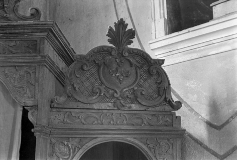 Confessionnal, bois sculpté, 18ème siècle : détail d'un fronton © Région Bourgogne-Franche-Comté, Inventaire du patrimoine