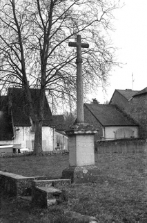 Croix monumentale, pierre, 18ème siècle : vue d'ensemble © Région Bourgogne-Franche-Comté, Inventaire du patrimoine