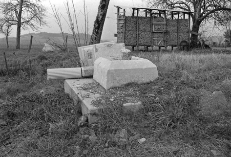 Croix de mission, calcaire, 16-19ème siècles : vue des fragments à terre © Région Bourgogne-Franche-Comté, Inventaire du patrimoine