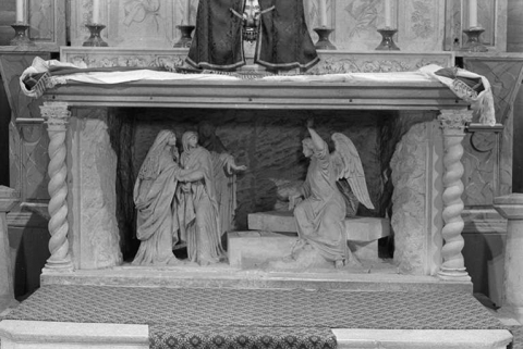 Bas-relief en marbre du maître-autel représentant les saintes Femmes au tombeau, XIXe siècle : vue de face. © Région Bourgogne-Franche-Comté, Inventaire du patrimoine