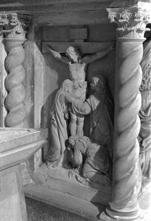 Bas-relief gauche du maître-autel représentant la Crucifixion, XIXe siècle : vue de trois quarts © Région Bourgogne-Franche-Comté, Inventaire du patrimoine