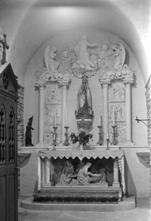 Autel latéral nord dédié à la Vierge et son retable, calcaire, XIXe siècle : vue de face © Région Bourgogne-Franche-Comté, Inventaire du patrimoine