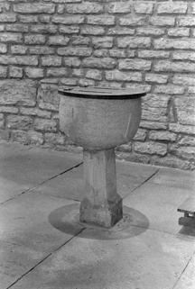 Fonts baptismaux en calcaire de 1662 : cuve sur pied © Région Bourgogne-Franche-Comté, Inventaire du patrimoine