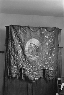 Bannière représentant sainte Marie-Madeleine, tissu rouge, XIXe siècle : vue de face © Région Bourgogne-Franche-Comté, Inventaire du patrimoine