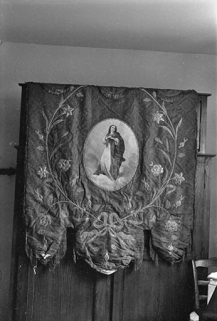 Bannière représentant sainte Marie-Madeleine, tissu rouge, XIXe siècle : vue du revers © Région Bourgogne-Franche-Comté, Inventaire du patrimoine