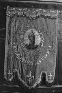 Bannière de la congrégation des hommes en tissu rouge, XIXe siècle : vue de face © Région Bourgogne-Franche-Comté, Inventaire du patrimoine