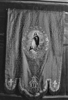 Bannière de la congrégation des hommes en tissu rouge, XIXe siècle : vue du revers © Région Bourgogne-Franche-Comté, Inventaire du patrimoine