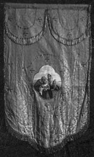 Bannière des jeunes filles en tissu vert, XIXe siècle : vue de face © Région Bourgogne-Franche-Comté, Inventaire du patrimoine