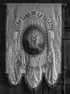 Bannière de Notre-Dame de la Salette en tissu bleu, XIXe siècle : vue de face © Région Bourgogne-Franche-Comté, Inventaire du patrimoine
