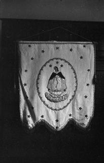 Bannière représentant la Vierge, tissu blanc, XIXe siècle : vue de face © Région Bourgogne-Franche-Comté, Inventaire du patrimoine