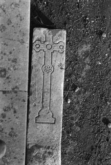 Borne de cimetière, calcaire, XVe ou XVIe siècle : vue de face © Région Bourgogne-Franche-Comté, Inventaire du patrimoine