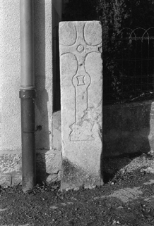 Borne de cimetière, calcaire, XVe ou XVIe siècle : vue de face © Région Bourgogne-Franche-Comté, Inventaire du patrimoine