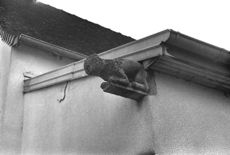 Gargouille en remploi sur le mur extérieur de la sacristie. © Région Bourgogne-Franche-Comté, Inventaire du patrimoine