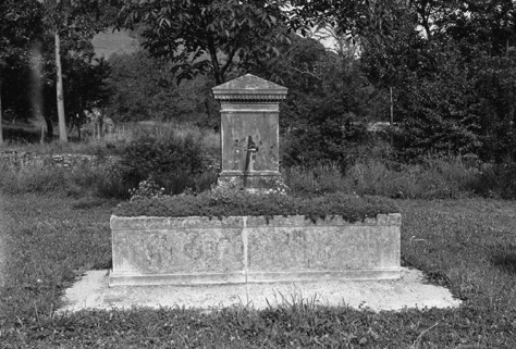 Fontaine en pierre, XIXe siècle : vue d'ensemble © Région Bourgogne-Franche-Comté, Inventaire du patrimoine