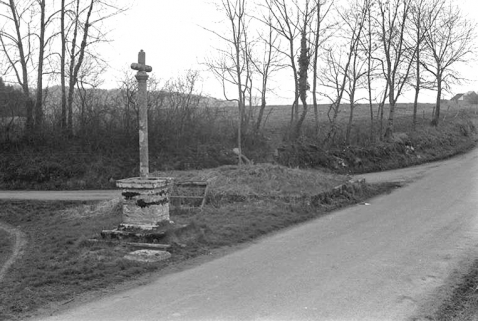 Croix de carrefour sud est du village : vue de situation.. © Région Bourgogne-Franche-Comté, Inventaire du patrimoine
