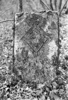 Borne en pierre de 1735 édifiée par Anne Marie II Desle de Wattewille, abbesse de Château-Chalon. © Région Bourgogne-Franche-Comté, Inventaire du patrimoine