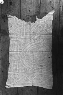 Vue d'un fragment blanc avec entrelacs. © Région Bourgogne-Franche-Comté, Inventaire du patrimoine