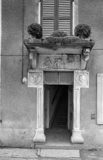 Maison : porte surmontée d'un linteau en bas-relief et d'un auvent, XIXe siècle © Région Bourgogne-Franche-Comté, Inventaire du patrimoine