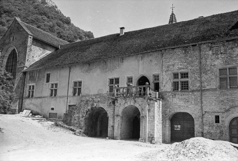 Logis abbatial : façade sur la grande cour, détail de la partie centrale © Région Bourgogne-Franche-Comté, Inventaire du patrimoine