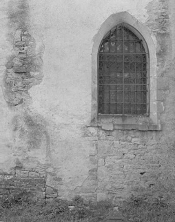 Façade latérale gauche :  baie de la partie droite du choeur. © Région Bourgogne-Franche-Comté, Inventaire du patrimoine