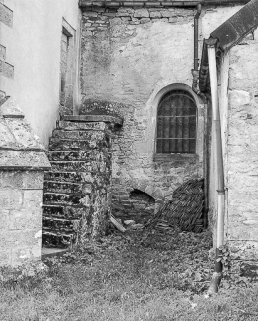 Façade latérale gauche : baie de la deuxième travée de la nef. © Région Bourgogne-Franche-Comté, Inventaire du patrimoine