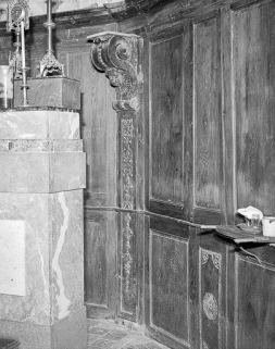 Détail : pilastre et console, troisième angle de l'abside. © Région Bourgogne-Franche-Comté, Inventaire du patrimoine