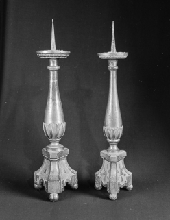 Vue de profil deux chandeliers à pieds ornés de triangles rayonnants. © Région Bourgogne-Franche-Comté, Inventaire du patrimoine