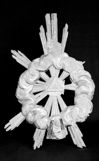 Couronnement de retable avec monogramme de Dieu. © Région Bourgogne-Franche-Comté, Inventaire du patrimoine