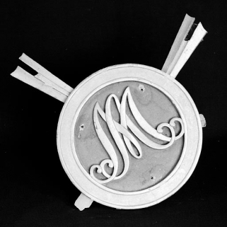 Couronnement de retable avec monogramme de la Vierge. © Région Bourgogne-Franche-Comté, Inventaire du patrimoine