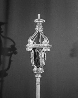 Bâton avec statuette de la Vierge : vue de trois quarts droit. © Région Bourgogne-Franche-Comté, Inventaire du patrimoine